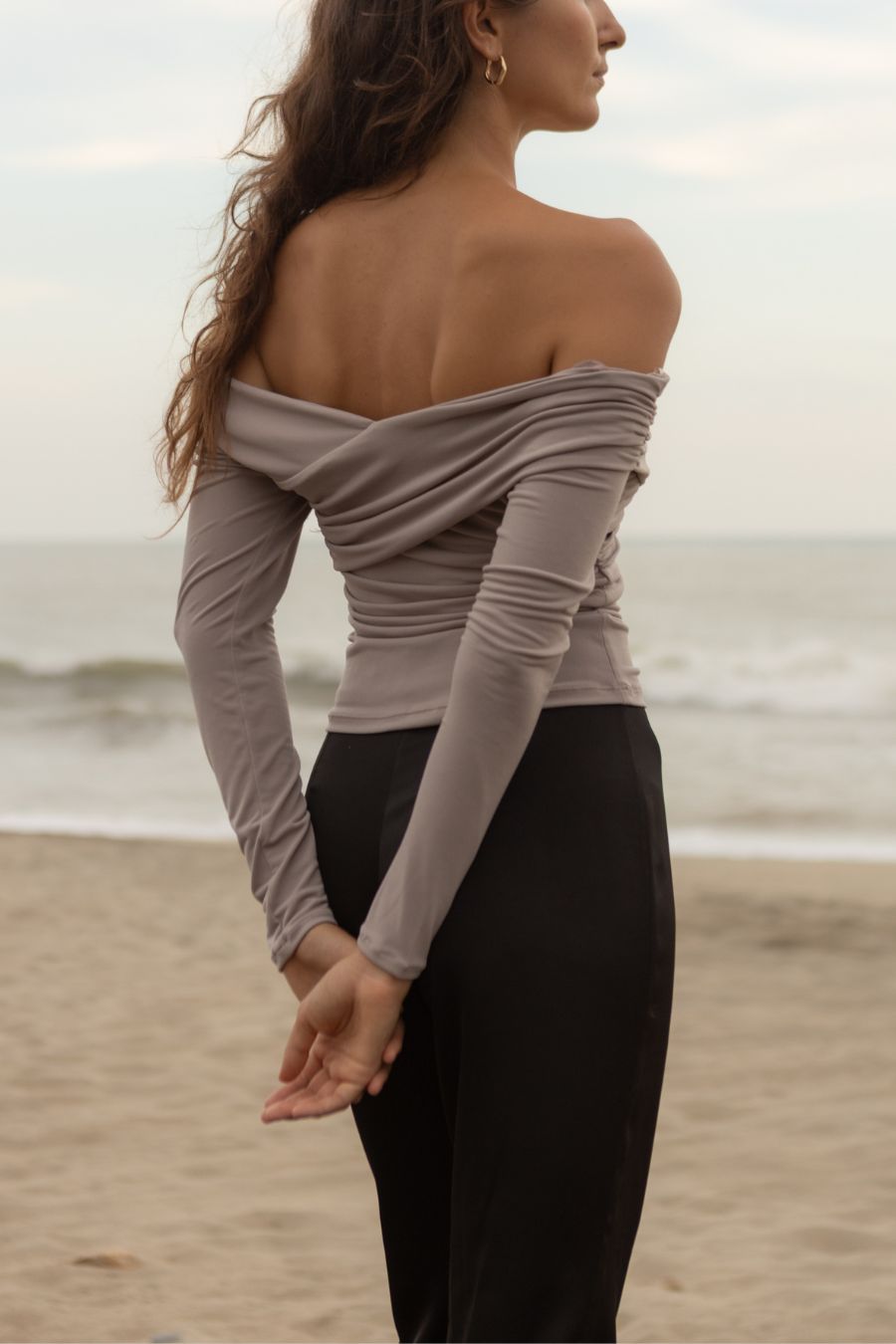 Blusa de manga larga con escote cruzado de hombros caídos